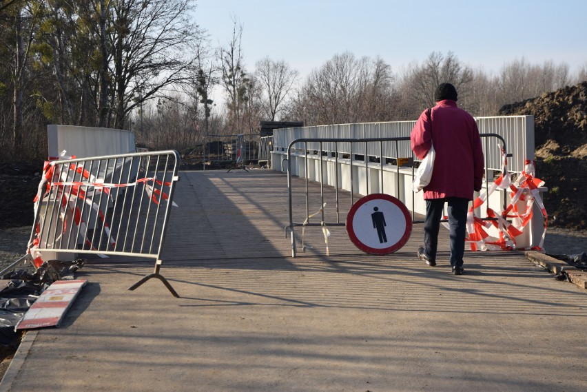 Nowa kładka pieszo-rowerowa nad rzeką Ślęzą w parku...