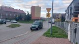 Auto zaparkowane od ponad roku w sercu szczecineckiego osiedla irytuje sąsiadów