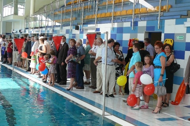 Uczestnicy oficjalnego otwarcia zwiedzają basen