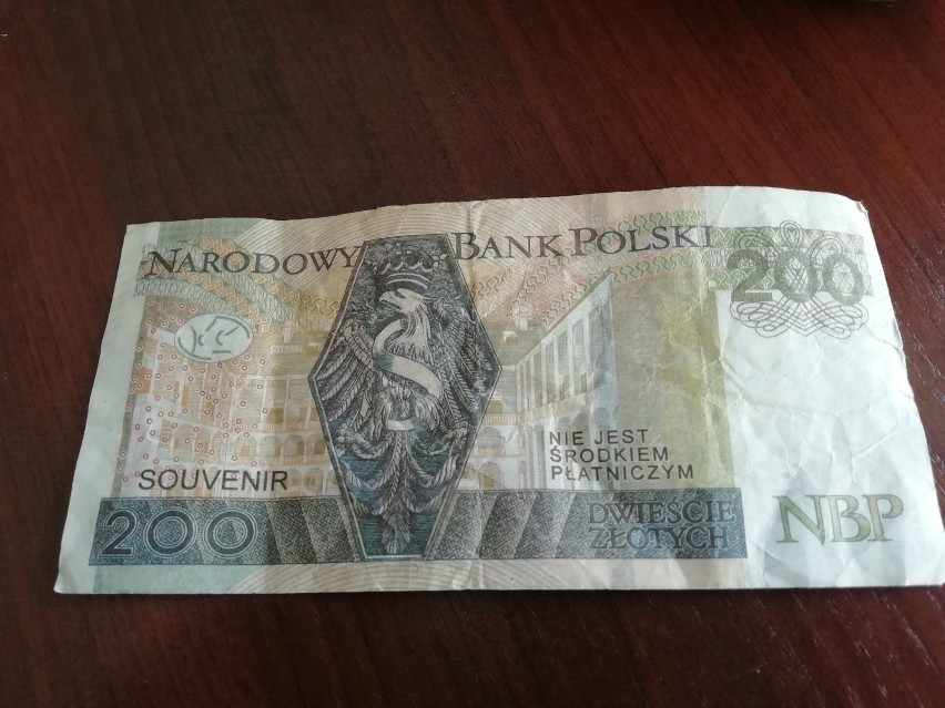 Jeden z fałszywych banknotów ujawniony został w banku...