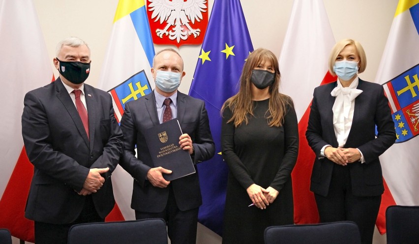 Od lewej: Tomasz Kozieł - dyrektor Zespołu Szkół...