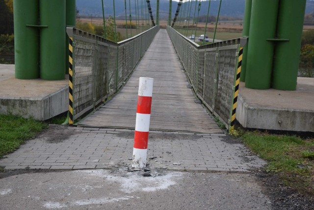 Przed wjazdami na kładkę nad Sanem w Bachowie stanęły metalowe słupki.