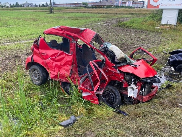 Na miejscu wypadku pracują strażacy, policjanci i ratownicy medyczni