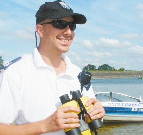 Sierżant Łukasz Keler, który zatrzymał pijanego kierowcę skutera nad Jeziorem Nyskim, przyznaje, że policja często jest bezradna wobec szaleńców nad wodą.