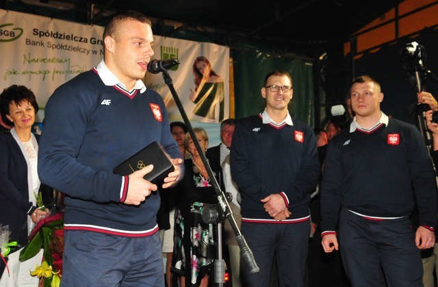 Od lewej Adrian Zieliński, trener Jerzy Śliwiński, Tomasz Zieliński