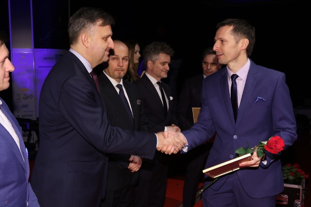 Nagrodę za tytuł amatorskiej drużyny roku w powiecie pińczowskim odebrał Arkadiusz Kurek, jeden z trenerów w Uczniowskim Klubie Sportowym Football Academy Pińczów.