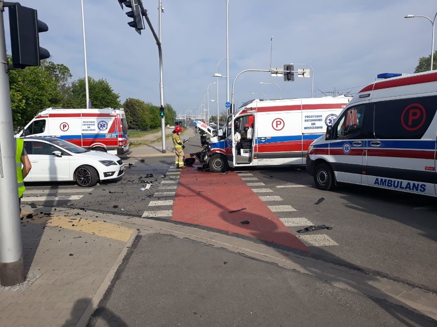 Poważny wypadek karetki we Wrocławiu. Wielkie korki na Kosmonautów
