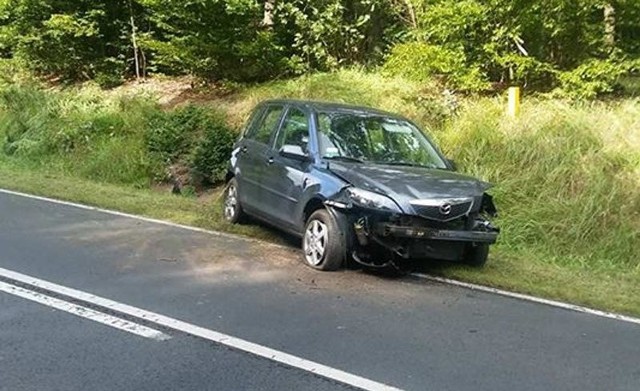 Wszystko wydarzyło się we wtorek, 12 września, na trasie koło Nowin Wielkich. Kierujący renault boxera zmusił do zjechania na pobocze kierującą mazdą. Po chwili na pobocze wypadł też renault master.Wszystko wydarzyło się po południu. Kierowca renault boxera jechał drogą wojewódzką nr 132 w kierunku Kostrzyna nad Odrą. Koło skrzyżowania do Nowin Wielkich na poboczu trawę kosił traktor. Przed nim zatrzymała się osobówka. – Kierowca renault boxera, żeby nie uderzyć w tył auta zjechał na przeciwległy pas ruchu – mówi nadkom. Marek Waraksa, naczelnik gorzowskiej drogówki.Z naprzeciwka jechała mazda. – Manewr kierującego boxerem zmusił kierującą do zjechania na pobocze – relacjonuje nadkom. Waraksa. Mazda wpadła do rowu rozbijając się. Na szczęście 39-letniej kierującej nic się nie stało.Niemal w tym samym czasie na prawe pobocze wypadł kierujący renault masterem. Jechał za boxerem i w ostatnich chwili zauważył osobówkę stojącą przed traktorem. Chcąc uniknąć zderzenia wjechał do rowu. Jemu też nic się nie stało.Policja zdarzenie potraktowała jak dwie kolizje. Kierujący boxerem dostał mandat 500 zł i 6 punktów karnych. Kierowca mastera został pouczony.- Pamiętajmy o ostrożności podczas jazdy. Trwa sezon grzybowy i wielu kierowców w ostatniej chwili skręca na parkingi lub jadąc wolno szuka zjazdów – ostrzega nadkom. Waraksa.Zobacz też: Kiedy lęk utrudnia normalne życie?Źródło: Dzień Dobry TVN