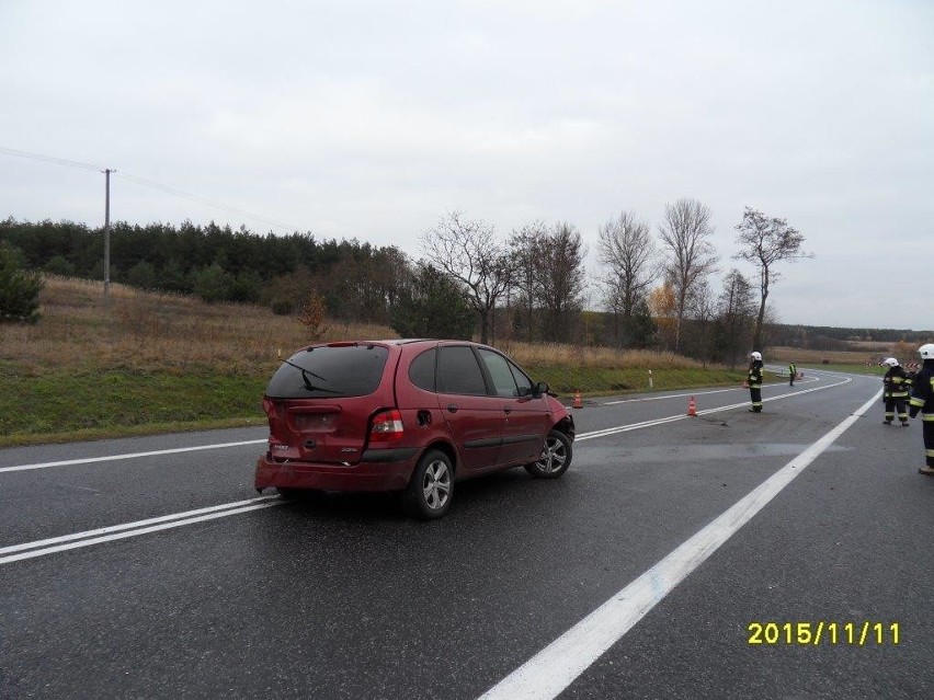 Wypadek w Młynach. Na łuku drogi samochód wypadł z jezdni