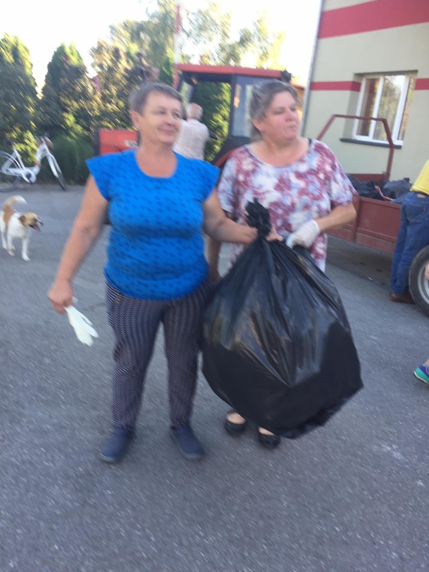 Aż 38 worków z odpadami zebrali mieszkańcy wsi Janowice, w...