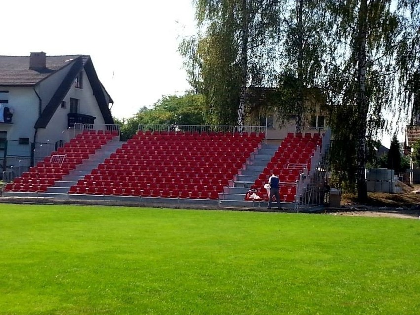 Nowa trybuna dla kibiców gości na stadionie Puszczy...