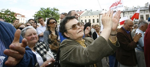 Zwolennicy PiS na wiecu Jarosława Kaczyńskiego w Rzeszowie.