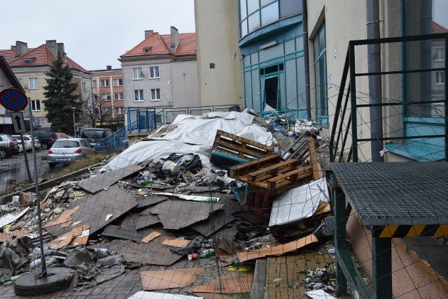 Tak obecnie wyglądają okolice Galerii pod Topolami w centrum miasta. Prywatny właściciel zakupił obiekt w 2016 roku. Zapowiedziano wtedy, że galeria w centrum Zielonej Góry przejdzie ogromną metamorfozę. I faktycznie przez chwilę na terenie budynku pracowali robotnicy, ale później roboty wstrzymano…W styczniu 2019 roku właściciel zapewniał nas, że Galeria Pod Topolami będzie otwarta do końca roku, przejdzie gruntowną rewitalizację, pojawią się nowe sklepy. Z kolei w styczniu br. usłyszeliśmy, że w sprawie modernizacji będzie więcej wiadomo do końca miesiąca. Teraz słyszymy, że do końca lutego…Właściciel najpierw twierdził, że problemem były zawirowania na rynku budowlanym. Później pojawiły się inne obiektywne przeszkody, ale teraz już widać „światełko w tunelu”. – Z niczego się nie wycofuję. Będę państwa na bieżąco informował o rozwoju sytuacji – zapowiada.