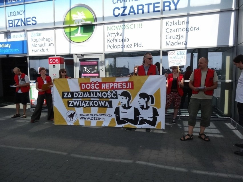 Protest na lotnisku Ławica. Na znak solidarności z byłą...