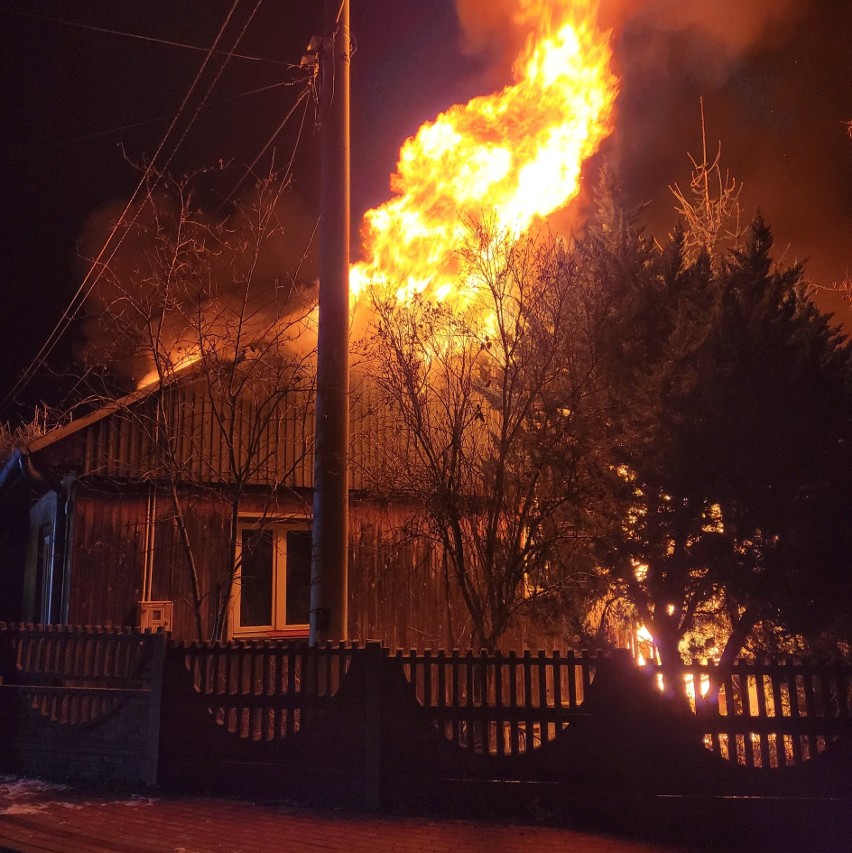 Pożar domu w Rudniku nad Sanem. Mieszkający w nim mężczyzna zdołał uciec przed żywiołem (ZDJĘCIA)