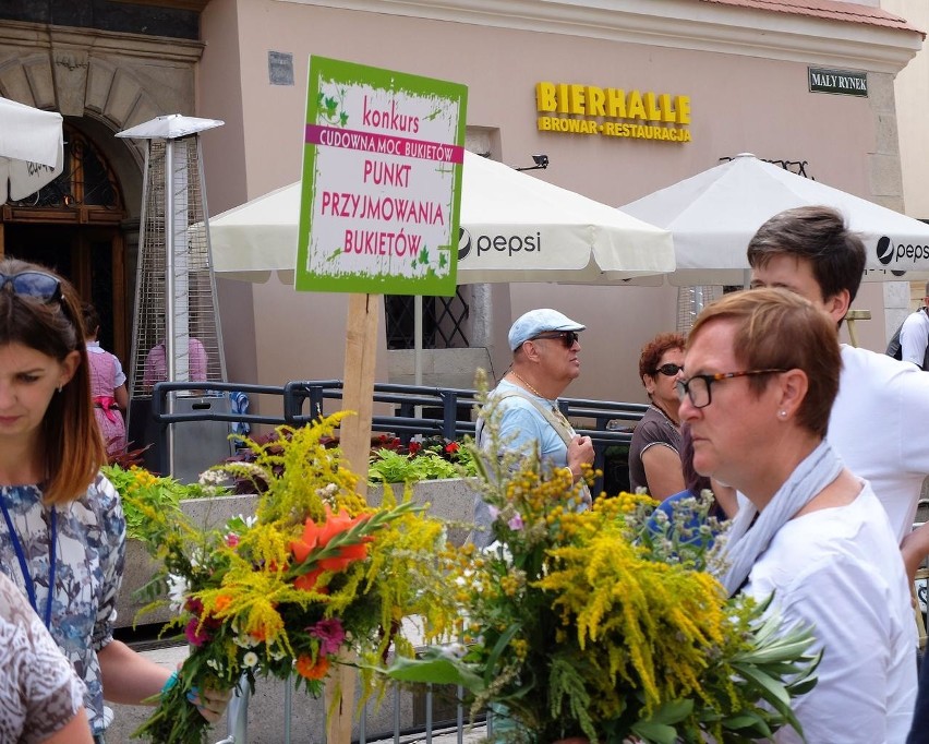 Cudowna Moc Bukietów w święto Matki Możej Zielnej na Małym Rynku w Krakowie