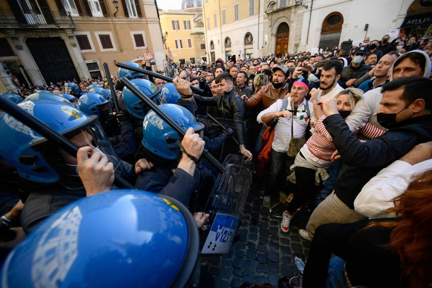 Koronawirus we Włoszech: Właściciele restauracji i siłowni mają dość obostrzeń. Protest w Rzymie i starcia z policją [ZDJĘCIA]