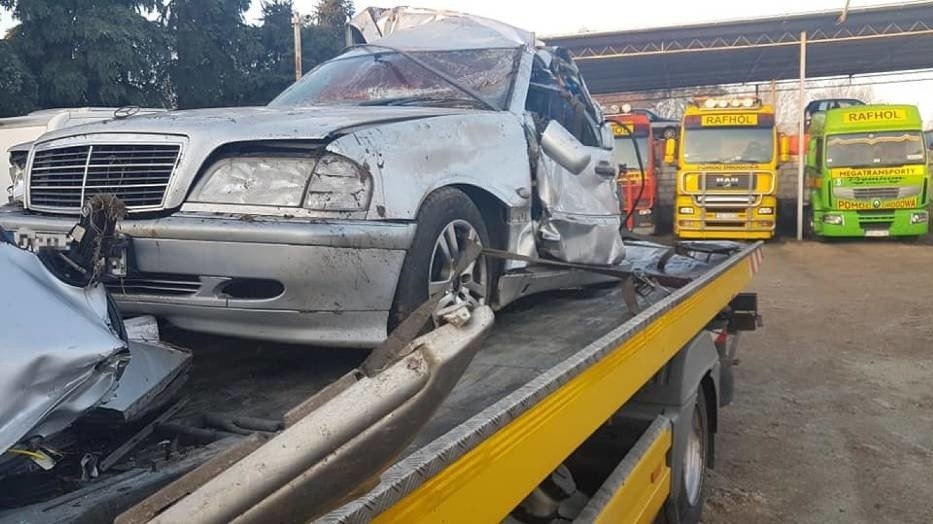Grodzisk Wielkopolski: Mercedes Roztrzaskał Się Na Drzewie. Dwie Młode Osoby Nie Żyją [Zdjęcia] | Express Bydgoski
