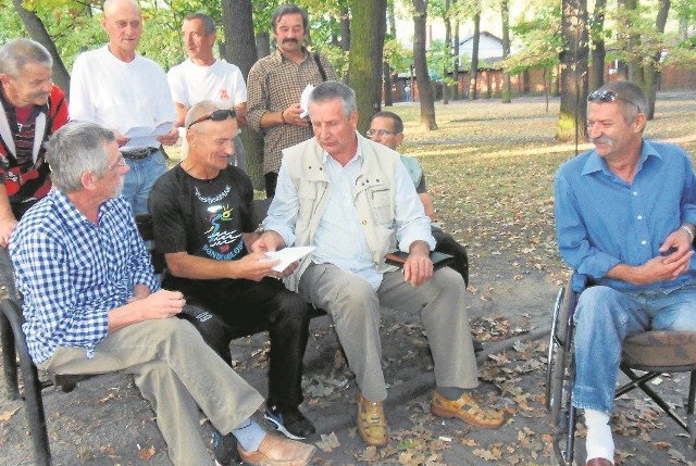 Bezdomni z Grudziądza: - Nawet pracując, nie będziemy w stanie wyjść na prostą, bo nie mamy z czego odłożyć pieniędzy. Schronisko pobiera od nas opłaty, a przecież dostaje dotację z miasta!