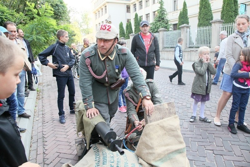 Piknik historyczny przed łódzką katedrą [zdjęcia]