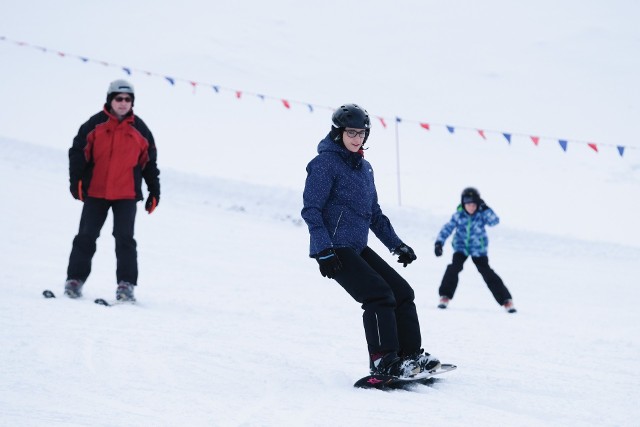 W niedzielę rozpoczął się nowy sezon narciarski 2019 na stoku Przemyślu. Narciarze szusują w tym miejscu już 14 sezon w historii.Zobacz także: Prezydent Duda na nartach w Szczyrku. Towarzyszył mu prezydent Słowacji
