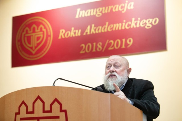 Profesor Jerzy Bralczyk był gościem specjalnym inauguracji roku akademickiego na bydgoskim Uniwersytecie Technologiczno-Przyrodniczym. Uroczystość odbyła się dziś, 3 października, w Auditorium Novum UTP przy al. prof. S. Kaliskiego 7. Najpierw odśpiewano hymn państwowy, wysłuchano wystąpienia rektora, po czym nastąpiła immatrykulacja studentów I roku i wręczenie odznaczeń i wyróżnień pracownikom i studentom uczelni. Zebrani wysłuchali wykładu prof. Jerzego Bralczyka pt. "O mówieniu i pisaniu", a po występie profesora wystąpił chór UTP pod dyrekcją Agnieszki Sowy. Mszę inauguracyjną zaplanowano na 7 października na godz. 13.00 w kościele pw. Matki Boskiej Królowej Męczenników przy ul. gen. Bołtucia w bydgoskim Fordonie.O krok od wielkiej tragedii! Cudem uniknęli śmierci! [wideo - program Stop Agresji Drogowej]