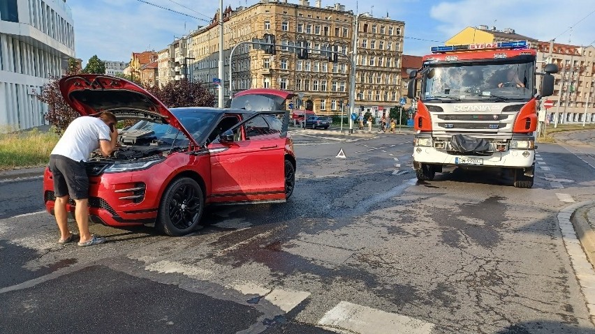 Nowy land rover zaczął się palić przy mostach Mieszczańskich we Wrocławiu [ZDJĘCIA]