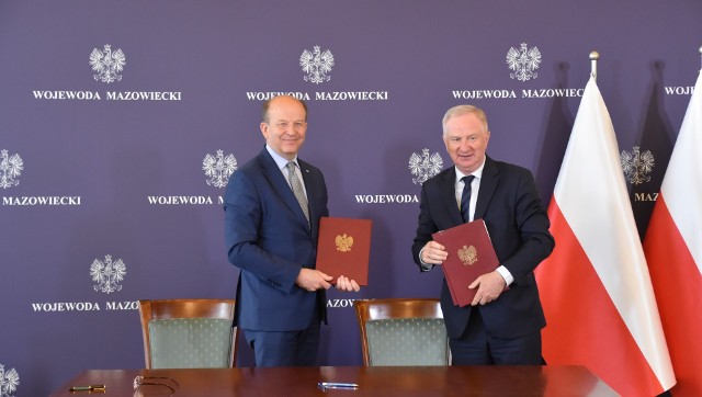 Wojewoda mazowiecki Konstanty Radziwiłł (z lewej) i Marian Niemirski, starosta przysuski podpisali umowy na dofinansowanie remontów dróg, w ramach Rządowego Funduszu Rozwoju Dróg.