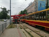 Dźwigiem podnosili tramwaj na alei Kościuszki przy Sądzie Rejonowym. To była zwykła awaria taboru