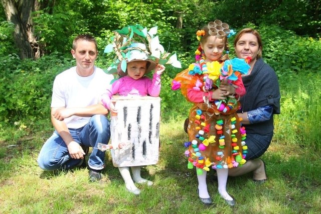 3-letnia Kornelia, 6 &#8211; letnia Klara oraz rodzice Monika i Arkadiusz Rydz. Dzieciaki z Przedszkola w Jedlni Letnisko wzięły udział w barwnych pokazach. 