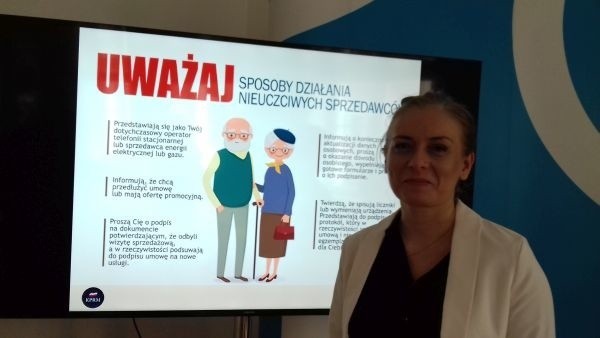 Małgorzata Cieloch, rzecznik prasowy Urzędu Ochrony Konkurencji i Konsumentów w Warszawie prezentuje jeden z bilbordów łódzkiej kampanii.