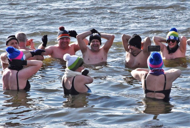 W Kruszwicy na dzikiej plaży, po raz kolejny w tym sezonie 2022/2023, członkowie klubu morsów odbyli zimową kąpiel w lodowatych wodach Gopła.