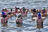 Choć wiał zimny wiatr, członkowie Kruszwickiego Klubu Morsów zażywali kąpieli w lodowatym Gople. Zobacz zdjęcia!