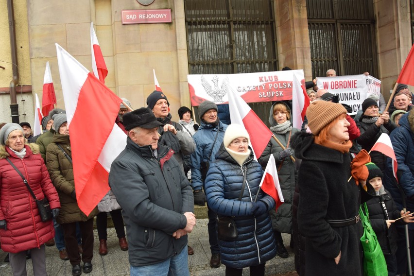 Kluby Gazety Polskiej protestowały w Słupsku w obronie Trybunału Konstytucyjnego [WIDEO]
