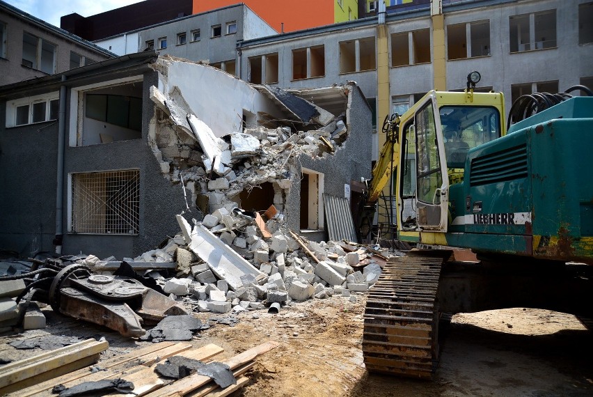 Wyburzają budynek "starej onkologii" przy Jaczewskiego (ZDJĘCIA, WIDEO)
