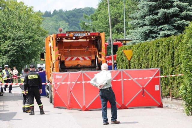 Do wypadku doszło na skrzyżowaniu ulic Jana Pawła II i Langiewicza w Sanoku. Na miejscu pracują policjanci.Aktualizacja godz. 12.17Jak wstępnie ustalili policjanci, 36-letni kierujący śmieciarką potrącił pieszą, która najprawdopodobniej weszła wprost pod jadący samochód. Starsza kobieta poniosła śmierć. Trwa ustalanie tożsamości pieszej, a także okoliczności i przyczyn wypadku.ZOBACZ TEŻ: Samochód dachował. W środku 4 kobiety