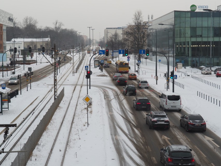 Akcja zima. Od godz. 15 pługopiaskarki wyjechały na łódzkie ulice. ZDJĘCIA