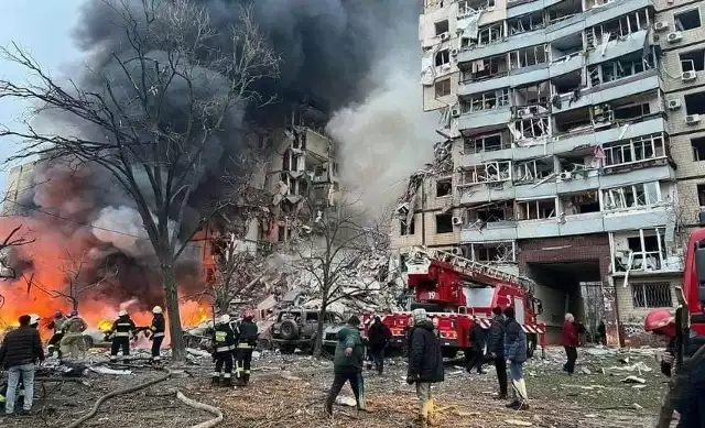 Rosjanie atakują ukraińskie miasta konwencjonalnymi rakietami. Grożą też użyciem pocisków nuklearnych.