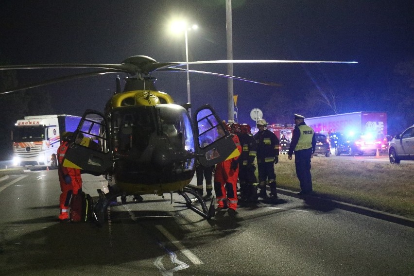 Poważny wypadek na wylotówce z Wrocławia. Śmigłowiec LPR w akcji 