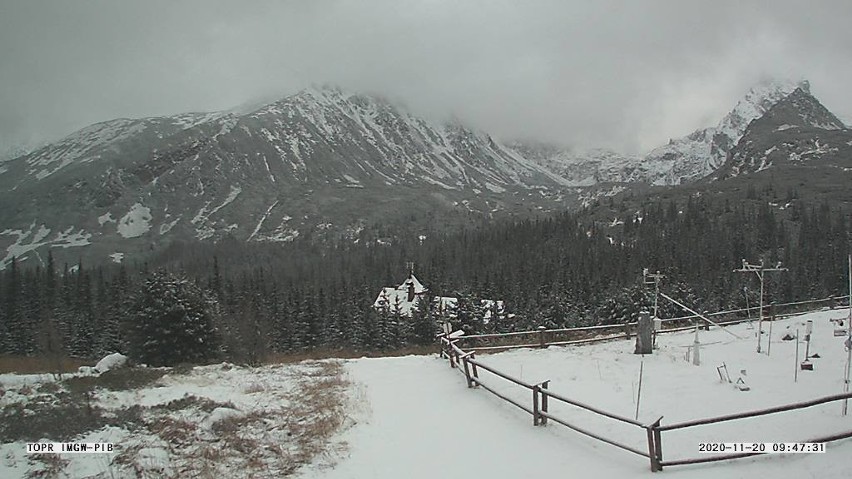 W Tatrach spadł śnieg. Górskie szczyty zrobiły się białe. Na szlakach jest ślisko 