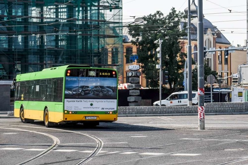 Autobus MPK wjechał w słup na Kaponierze w piątek (na...