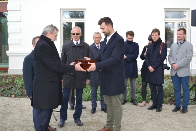 Muzeum Dom Rodziny Pileckich - finał budowy, wicepremier Gliński odebrał klucze od wykonawcy, 06.10.2019