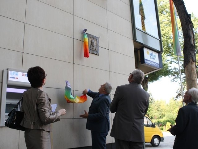 W poniedziałek, 30 lipca godz. 15 przed Galerią Handlową Podkowa w Słupsku rozpoczęła się uroczystość nadania jej imienia Tadeusza Łuniewskiego i odsłonięcia tablicy wykonanej przez Edwarda Iwańskiego.