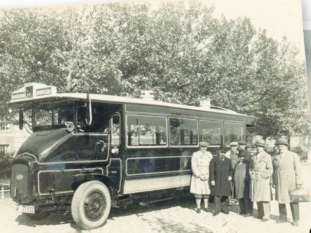 Jeden z białostockich autobusów w 1943 r. Pierwszy z prawej inż.  Jan Rusin.