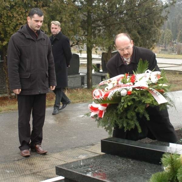 Kwiaty na grobie profesora Włodzimierza Sedlaka, na cmentarzu na Firleju, złożyli wczoraj: Ryszard Fałek, wiceprezydent Radomia (z prawej) i Rafał Czajkowski, sekretarz miasta.