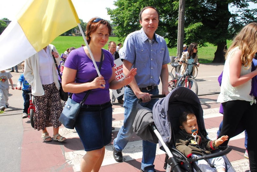 Ponad 1,5 tysiąca osób przeszło ulicami Krakowa w Marszu dla Życia i Rodziny [ZDJĘCIA, WIDEO]