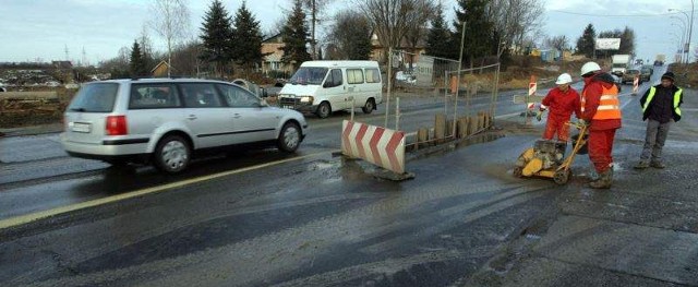 Na ul. Podkarpackiej trwa już budowa zjazdu w kierunku ul. Przemysłowej. Całość ma być gotowa jesienią.