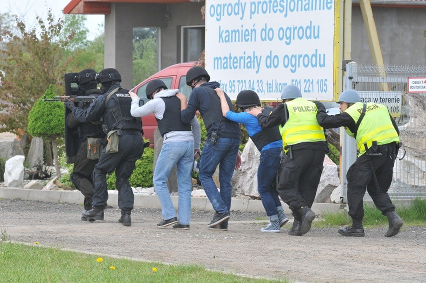 Policjanci ćwiczyli na stacji paliw przy ul. Kasprzaka.