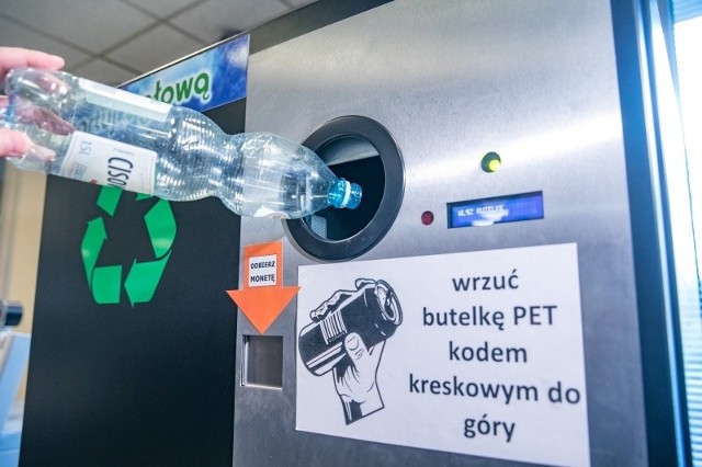 W Krakowie za każdą wrzuconą butelkę dostawało się 10 groszy.