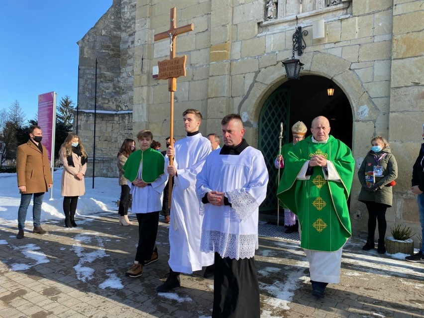 W Skalbmierzu to już tradycja. Służby mundurowe na noworocznym spotkaniu. Mszę świętą odprawił biskup Andrzej Kaleta (ZDJĘCIA)